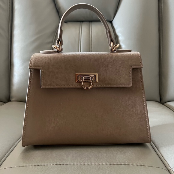 Elegant Tan Leather Handbag - Picture 1 of 11